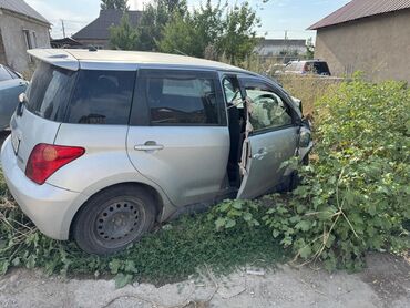 купить набор ключей форсе: Автомобиль Toyota Ist серебристого цвета, хэтчбек. Имеет характерный