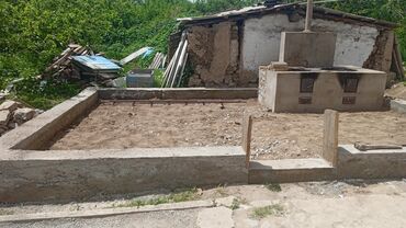 брусчатка продажа: Бетоннaое основание, вероятно, предназначенное для установки памятника
