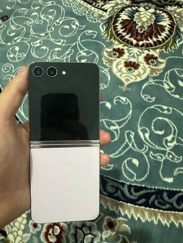 телефон бу арзан: Samsung Galaxy Z Flip 5, Колдонулган, 256 ГБ, түсү - Кызгылт көк, 1 SIM, eSIM