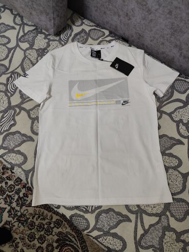 одежда охраны: Эркектердин футболкасы, L (EU 40), Nike, Жаңы, түсү - Ак, Өзү алып кетүү lalafo.kg да одежда охраны: Эркектердин футболкасы, L (EU 40), Nike, Жаңы, түсү - Ак, Өзү алып кетүү