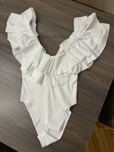 Baletkalar: Zara body bluz tezedir geyilmeyib 
L razmerdir — 5