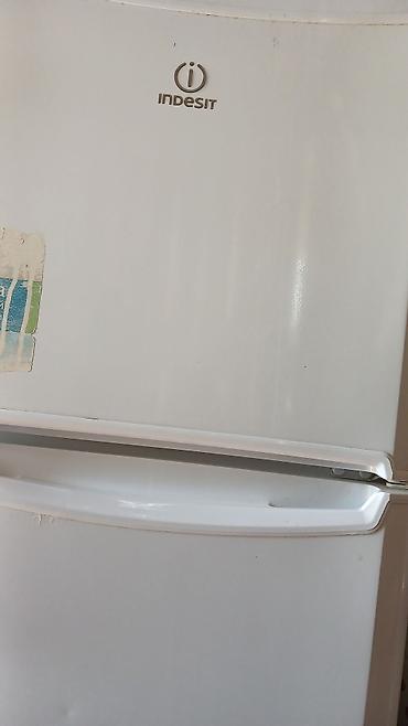 spiderman 2 disk: Indesit markalı ağ rəngli ikikameralı soyuducu. Üst hissədə dondurucu — 2