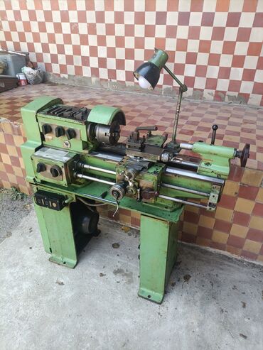 kubik ölçüsü: Metal emal etmək üçün nəzərdə tutulmuş yaşıl rəngli sənaye torna