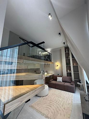 loft masa: Müasir loft üslubunda hazırlanmış duplex interyer təqdim olunur. Məkan — 4