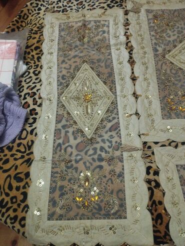 Digər tekstil: Germaniyani. dekor. süfräläri. qızılı. daşlarla. bäzädilmiş — 9