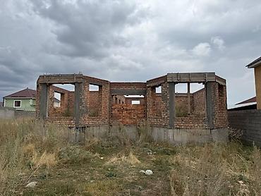 Продажа коттеджей и домов: Продается недостроенный дом(кирпич) г. Каракол, Саякбай конушу, Шаабай — 1