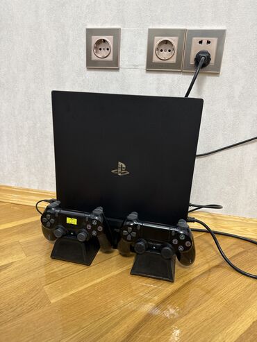 PS4 (Sony Playstation 4): PS4 Pro Satılır! Podstavka,iki oyun,3 pult 2 original biri A