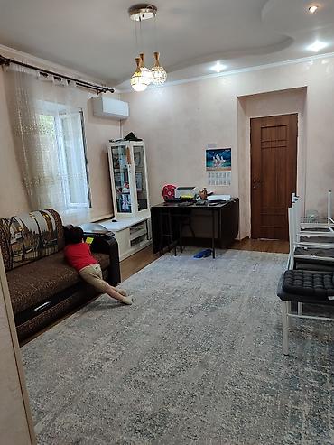 Продажа полдома: Продается полдома. - Планировка: - Спальня с двуспальной кроватью — 3