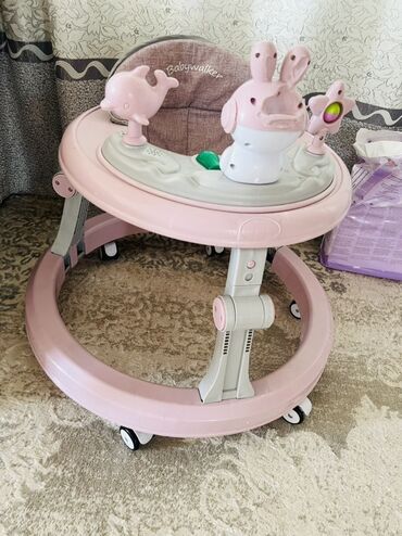 домашние вещи: Розовые детские ходунки Babywalker, разработанные для поддержки первых