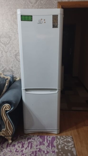 indesit soyuducu satilir: İşlənmiş 2 qapılı Indesit Soyuducu Satılır, rəng - Ağ