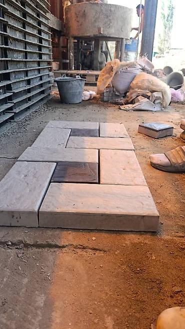 Тротуарная плитка: Тротуарная плитка из камня, выполненная в различных оттенках серого и — 8