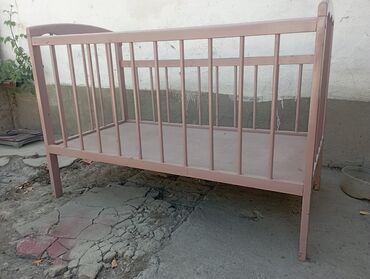 деревянные двухъярусные кровати: Деревянная детская кроватка светлого цвета, предназначенная для