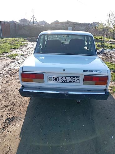 2107 qapı: Lada 2107, ağ rəng, sedan kuzov. - 4 qapı, 5 nəfərlik salon - Ön və — 4