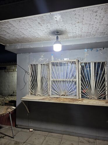 Ticarət tərəziləri: Metalkonstruksiya ticarət köşkü - Ölçü: təxmini 2,5 x 1,8 m