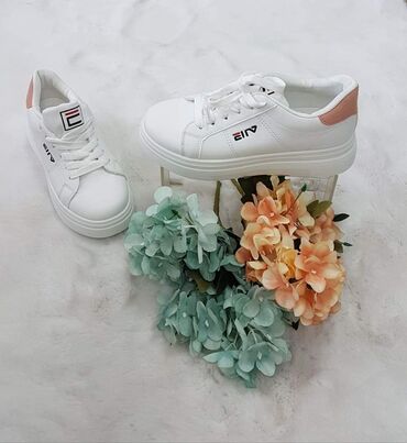 Women's Sneakers and athletic shoes: 36-41
2000 — 6