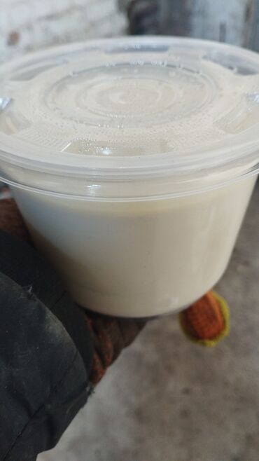 Молочные продукты и яйца: Продаю домашнюю сметану литр а так же есть айран по 55 литр все
