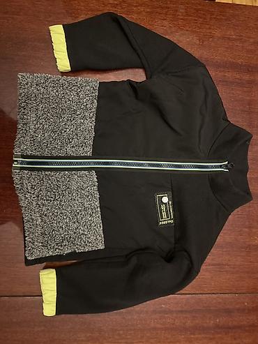 kiton kurtka: Qara və boz rəng kombinində uşaq üçün üst geyimi. Model fermuarlı — 1