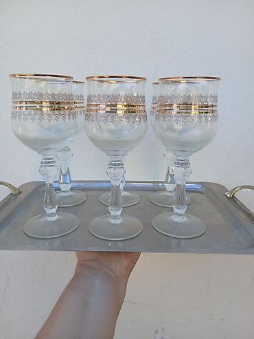 posta kula: Set od 6 elegantnih čaša na stalku sa zlatnim detaljima. - Materijal — 1