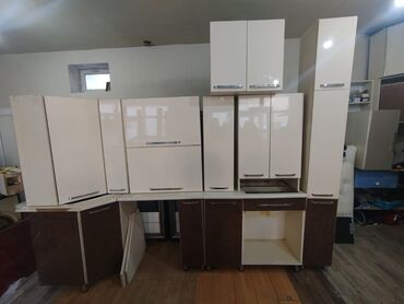 купить кухонную мебель бу: Mətbəx mebeli satılır. Qiymət 350 azn. Ölçü 3m 10sm. Üzərində moyka
