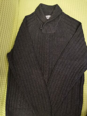 серый мужской свитер: Продаю мужские б/у кофты, в отличном состоянии, тёплые и стильные