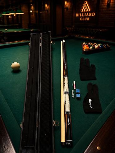 Бильярдный набор для пула Состав: - Разборный кий (2 части) с