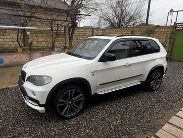 BMW: BMW X5 (E70) – ağ rəngli, güclü və geniş krossover. Xarici: - Ağ — 9