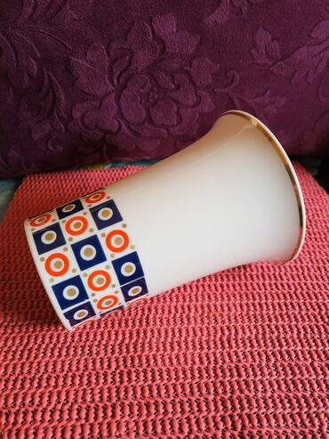 Stare vaze i dekor: Vaza nova porcelanska 70te. Visina. 15cm. Stopa. 7cm — 8