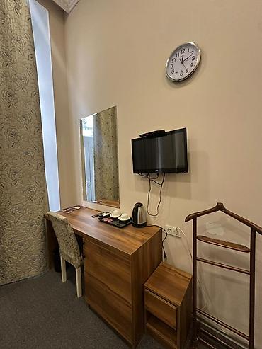Otaqların günlük kirayəsi: Satılır. 12 otaq üçün mebel komplekti (televizor və kondisioner daxil — 15