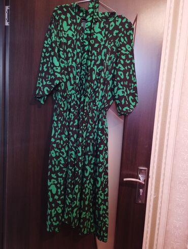 изготовление значков на заказ: Yaşıl-qara leopard naxışlı uzun don - Rəng və naxış: qara fon