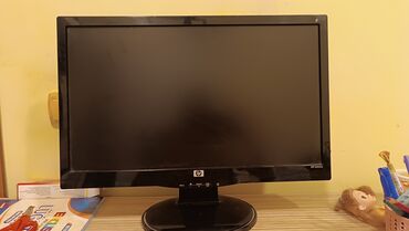 Planşetlər: HP markalı qara rəngli kompüter monitoru. Geniş ekranı və möhkəm