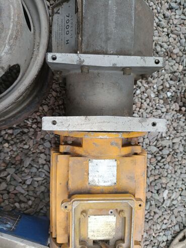 Скутеры: Мопед красного цвета с черными и серыми акцентами. Оснащен передней — 9