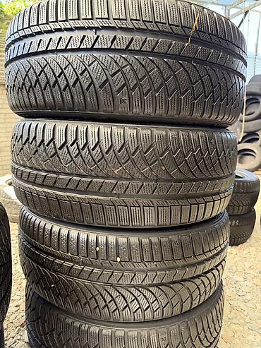 Комплект зимних шин Kumho (шипов нет) 235/45 R19 99V XL, M+S