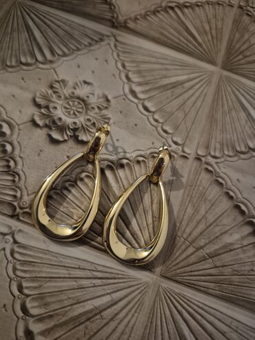 bujuteriyalar: Rəngi getməyən, qaralmayan sırğa və cartier model üzük. İkisi