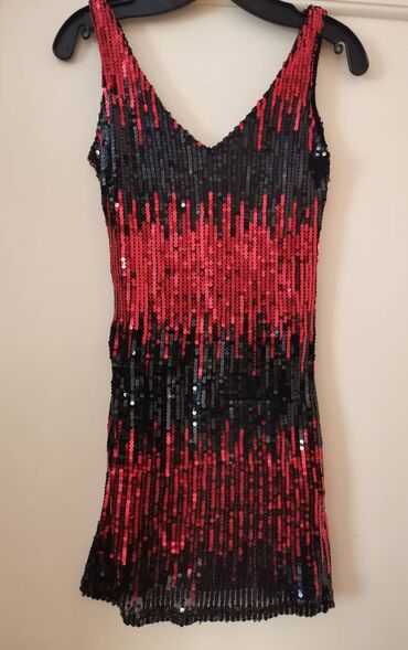 crvena haljina duzine cm: Crno crvena šljokičasta haljina XS
