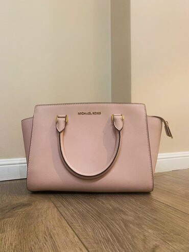 спортивная сумка оригинал: Сумка Michael Kors, оригинал 100%, нежно розовый цвет.
Торг уместен