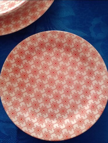 Kompleti posuđa: Servis za 4 osobe sa velikim soljama. Boja je lepa crvena. razlika — 4