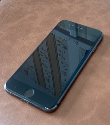 Apple iPhone: IPhone 8, Б/у, 64 ГБ, Черный, Наушники, Зарядное устройство, Защитное стекло, 76 %