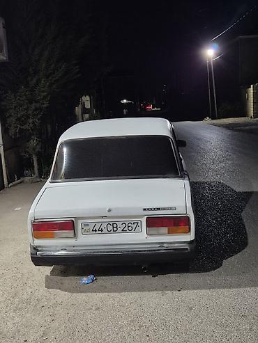 balaca maşın: Lada 2107, ağ rəngli sedan. Xüsusiyyətlər: yungul xerclerı var — 3