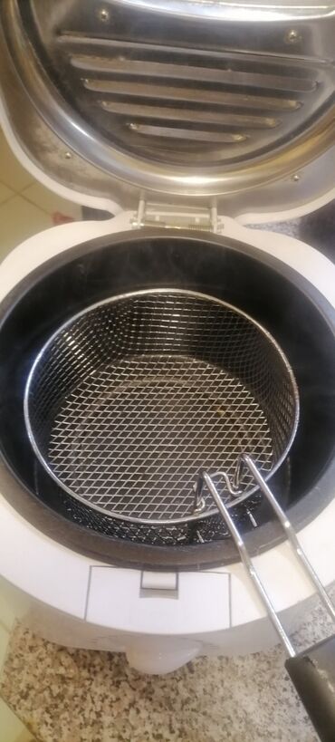 Kaloriferi: Friteza Bono manja kao nova je.
Dobra
 Mirjevo — 11