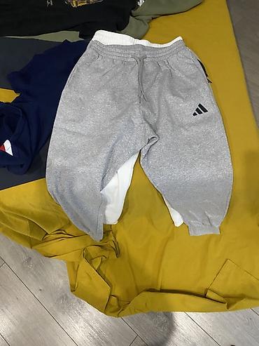 Серые спортивные штаны Adidas - Модель: классические джоггеры с