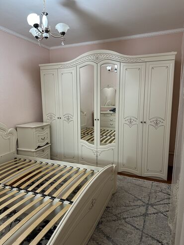 туалетный столик с зеркалом: Спальный гарнитур, Двуспальная кровать, Шкаф, Комод
