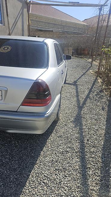 w202 rezin: Mercedes‑Benz sedan Xüsusiyyətlər: - Kuzov: sedan, gümüşü rəng - — 7