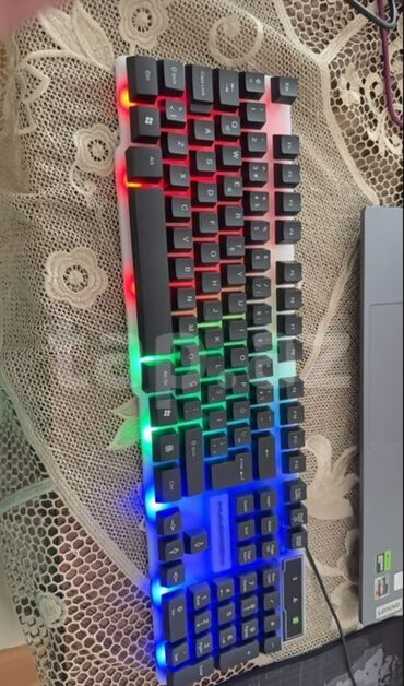 Səsgücləndiricilər, qulaqlıqlar və mikrofonlar: RGB klavyatura problemsiz