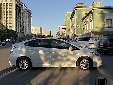 corolla 2018: Toyota Prius: 2014 г., Гибрид, Лифтбек — 3