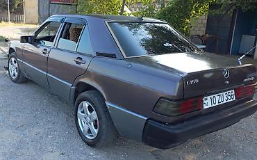mercedes şəkilləri: Mercedes-Benz 190 (E190) sedan. Avtomobil klassik kvadrat кузов — 3
