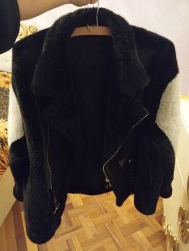 Kurtkalar: Qadın üst geyimləri paketi 1) Qara–ağ süni kürk gödəkçə - Arxa hissə — 8