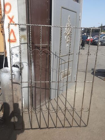 Barmaqlıqlar: Pəncərə üçün nəzərdə tutulmuş bu metal barmaqlıqlar həm — 8