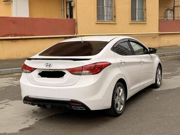 Hyundai: Hyundai Elantra sedan, ağ rəng, 5 yerlik, şəhər və tras üçün əlverişli — 6