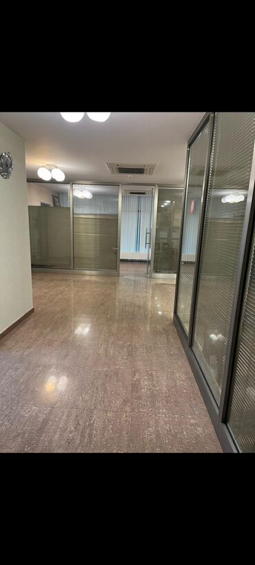 Ofislər: Ofis sahəsi – şüşə arakəsməli, geniş vestibül və iş otaqları - İşə — 4