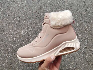 Čizme: Predsezonska AKCIJA od 36 do 41 za samo 3600 din
pb — 5